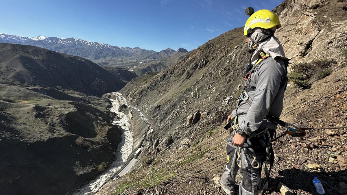 Yüksekova'da heyelanlara karşı dağcılar görevde