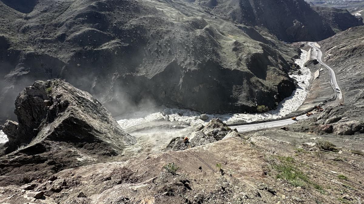 Yüksekova'da heyelanlara karşı dağcılar görevde