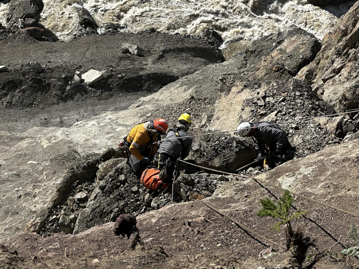Yüksekova'da heyelanlara karşı dağcılar görevde
