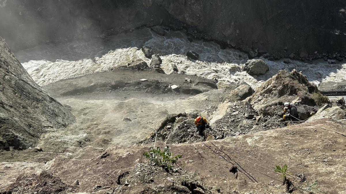 Yüksekova'da heyelanlara karşı dağcılar görevde