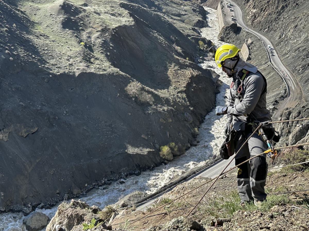 Yüksekova'da heyelanlara karşı dağcılar görevde