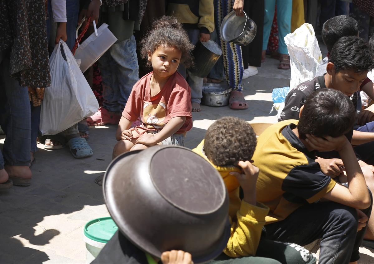 Gazzeli çocuklar yemek kuyruğunda bekliyor