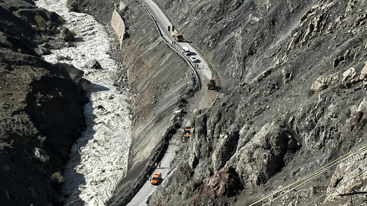 Yüksekova'da heyelanlara karşı dağcılar görevde