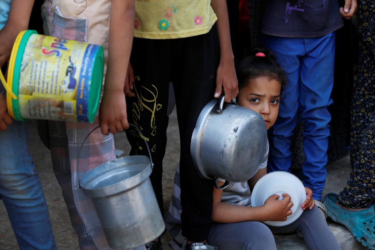 Gazzeli çocuklar yemek kuyruğunda bekliyor