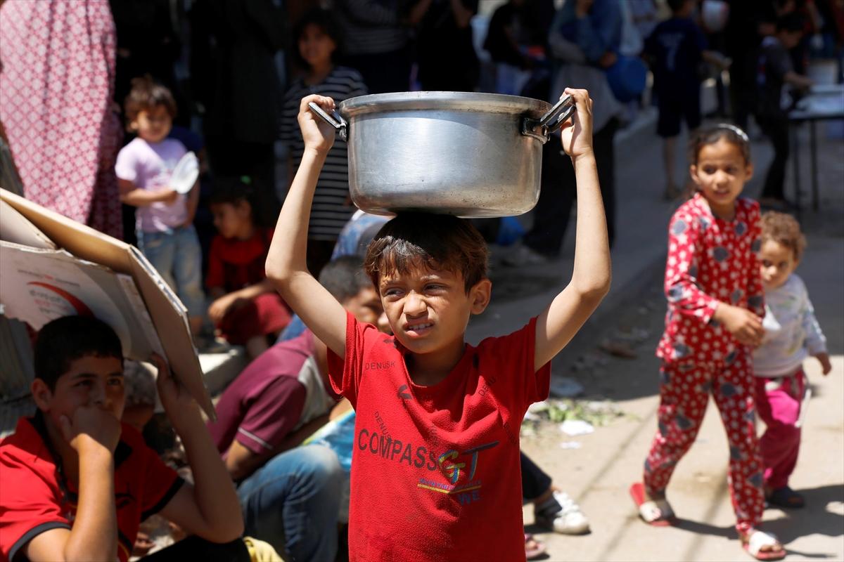 Gazzeli çocuklar yemek kuyruğunda bekliyor