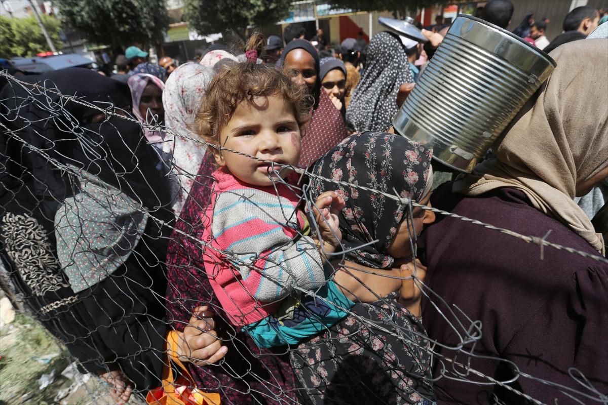 Gazzeli çocuklar yemek kuyruğunda bekliyor