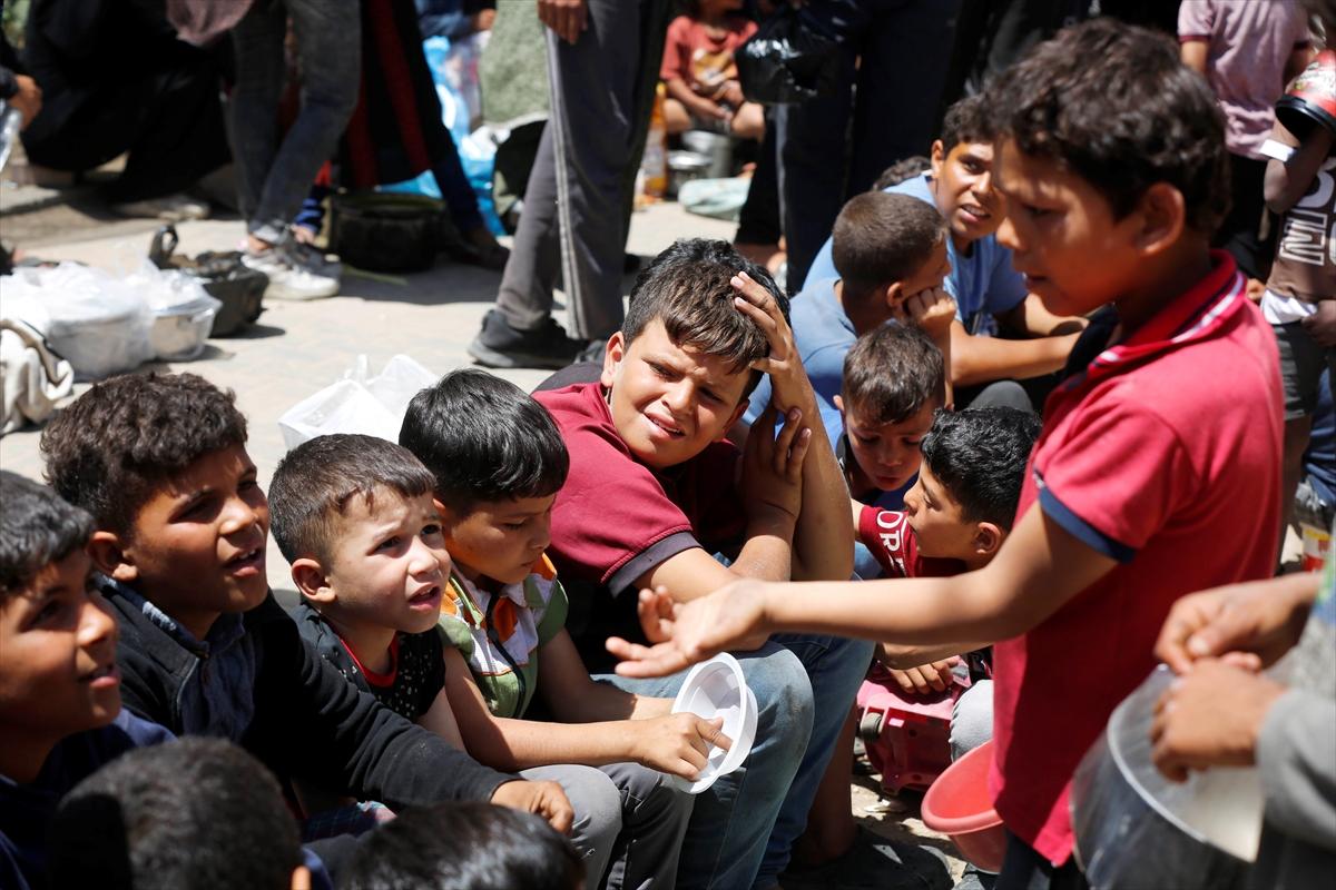 Gazzeli çocuklar yemek kuyruğunda bekliyor