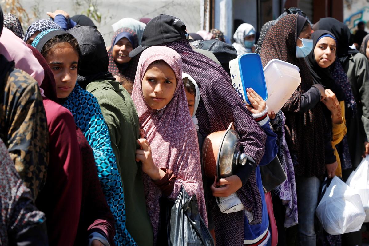 Gazzeli çocuklar yemek kuyruğunda bekliyor