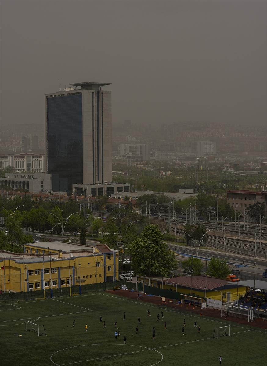 Ankara'yı etkileyen toz taşınımından kareler