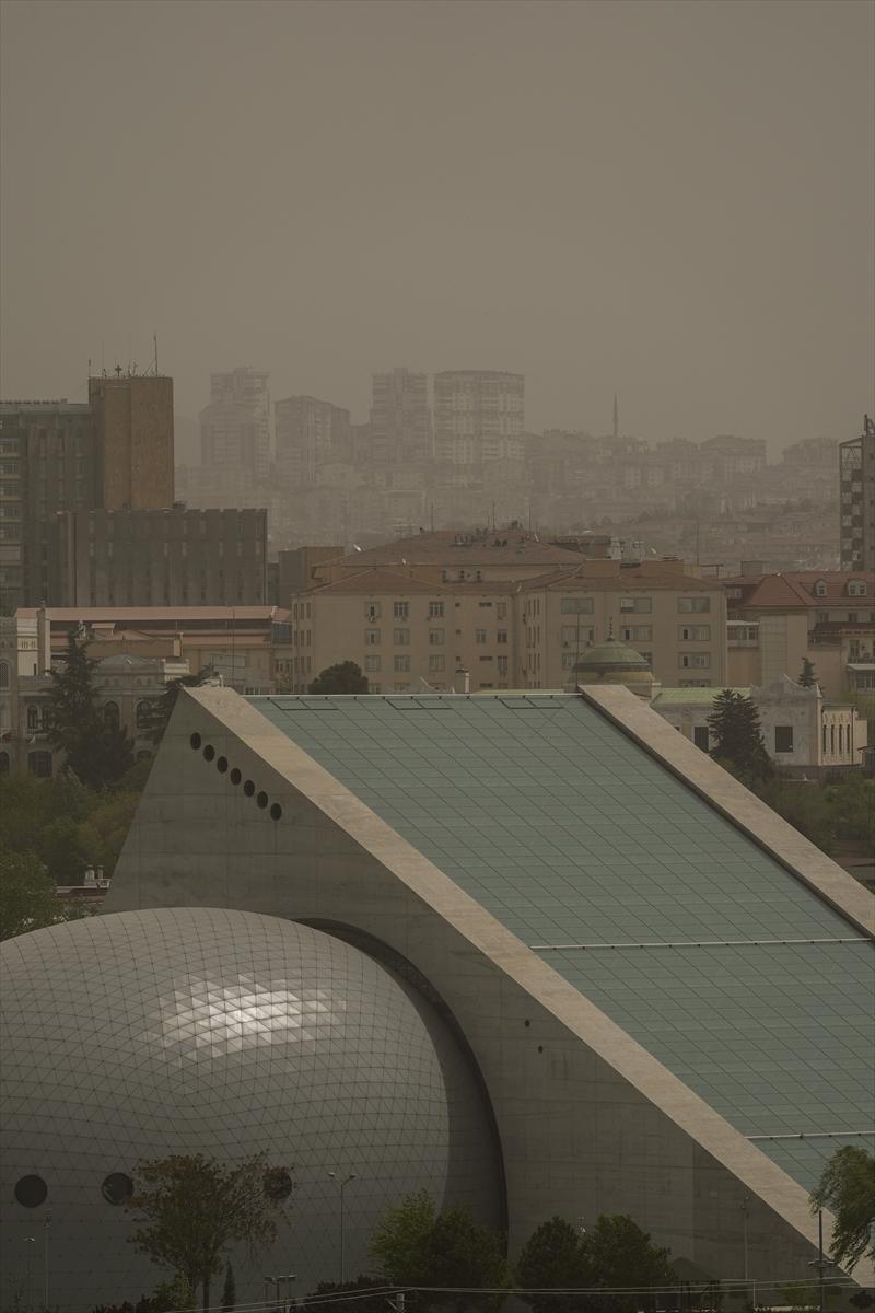 Ankara'yı etkileyen toz taşınımından kareler