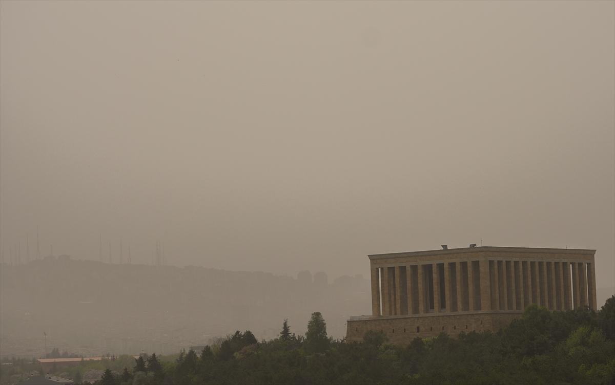 Ankara'yı etkileyen toz taşınımından kareler