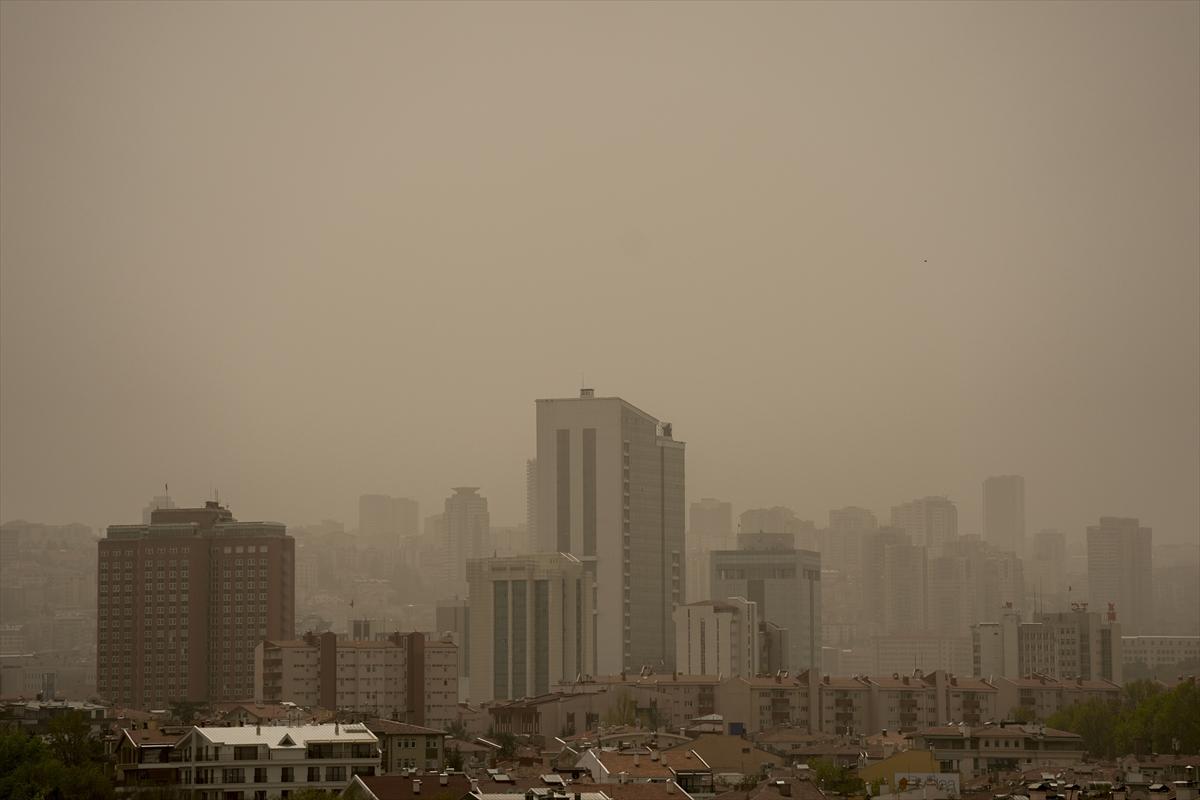 Ankara'yı etkileyen toz taşınımından kareler