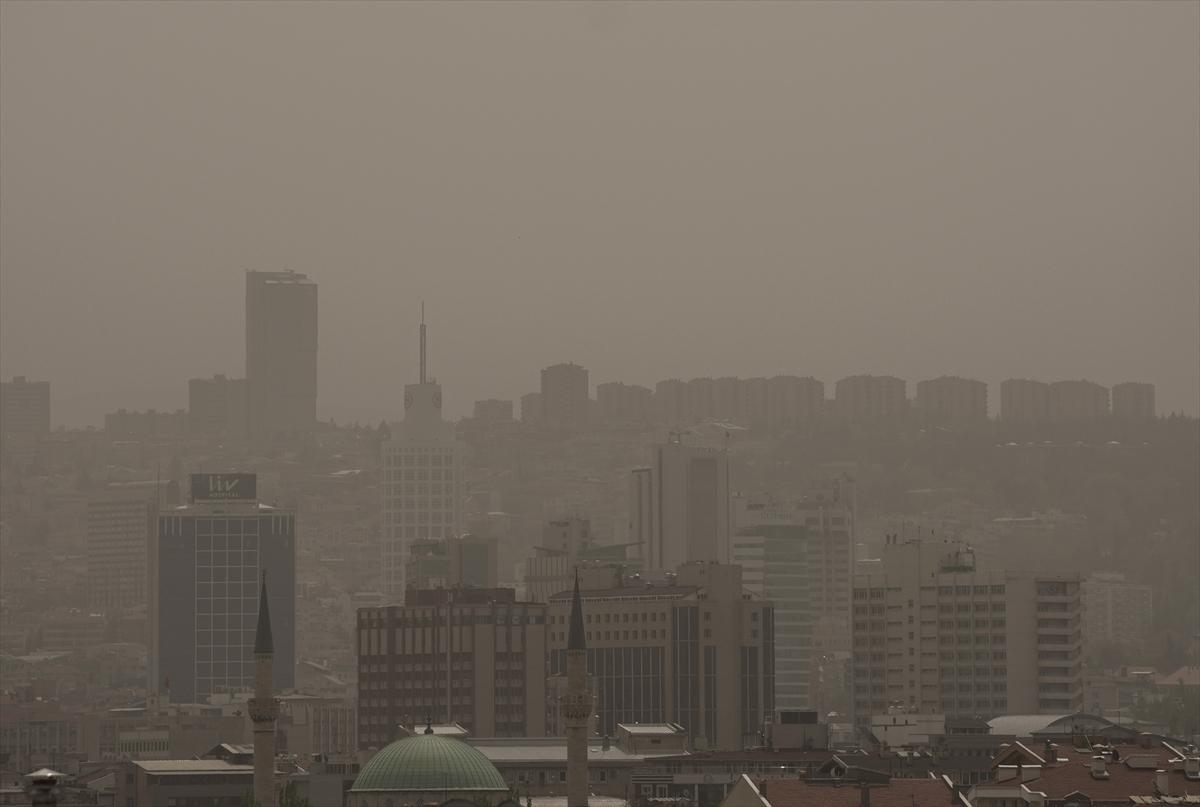 Ankara'yı etkileyen toz taşınımından kareler