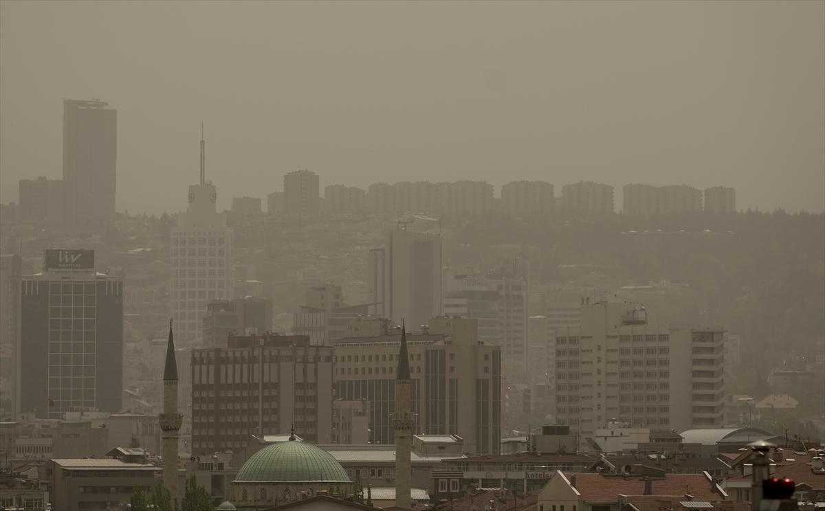 Ankara'yı etkileyen toz taşınımından kareler
