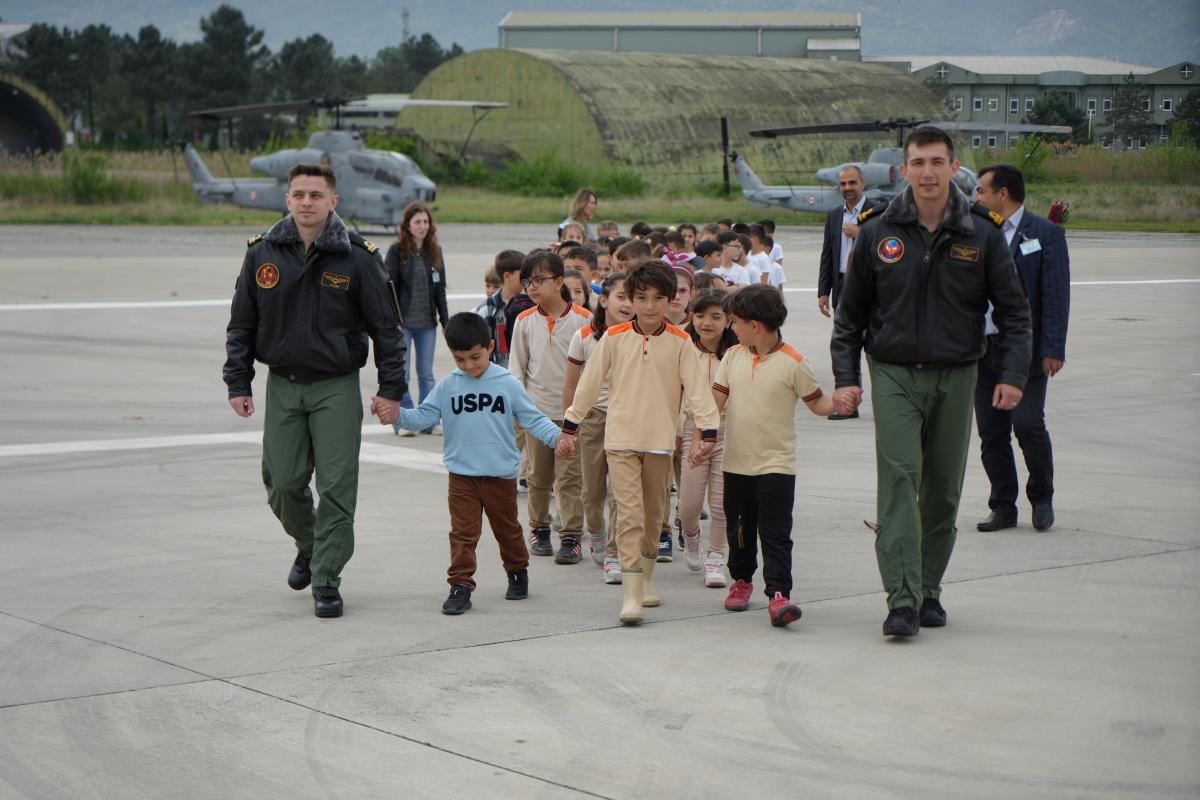 Pilotlardan çocuklara 23 Nisan jesti