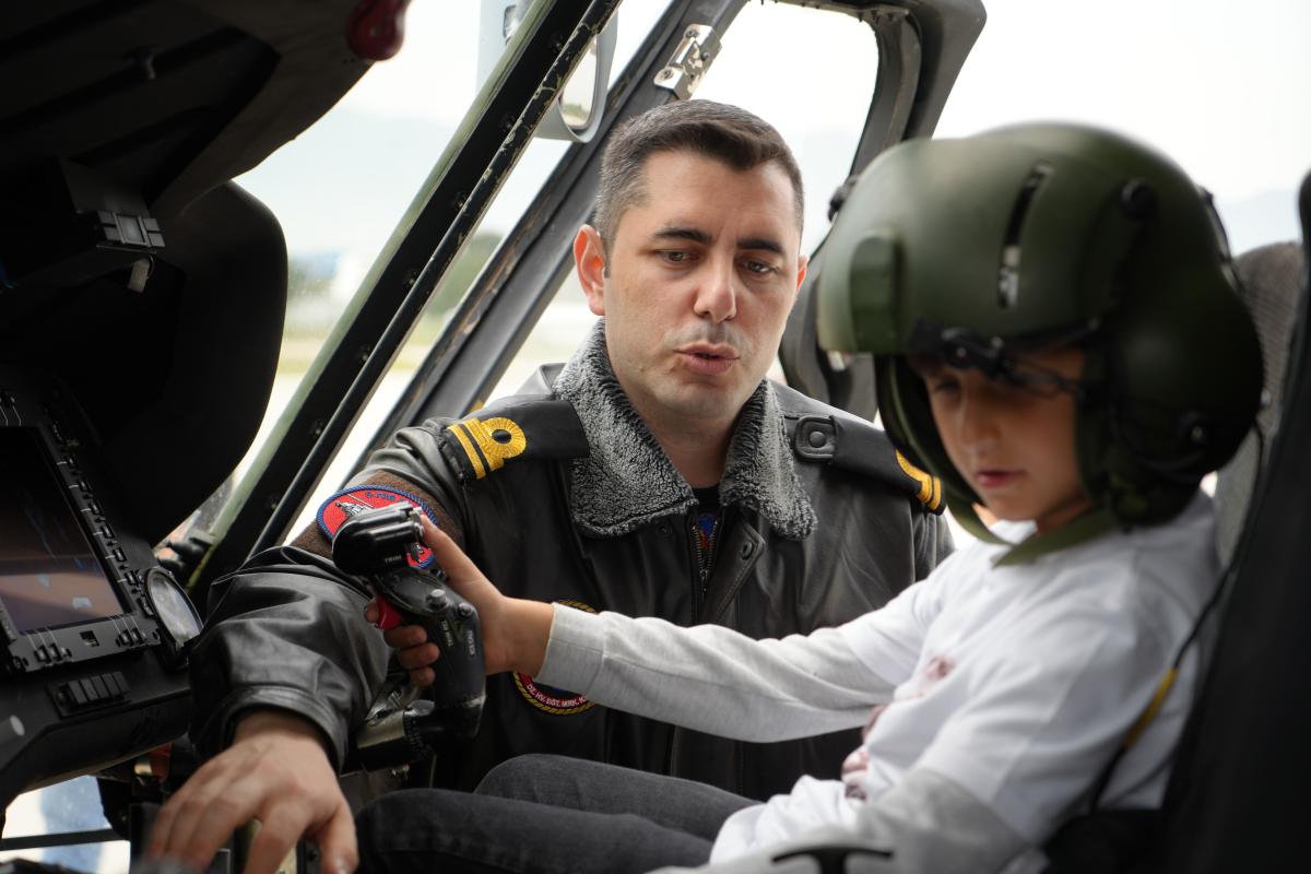 Pilotlardan çocuklara 23 Nisan jesti