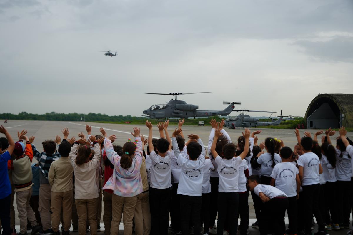 Pilotlardan çocuklara 23 Nisan jesti