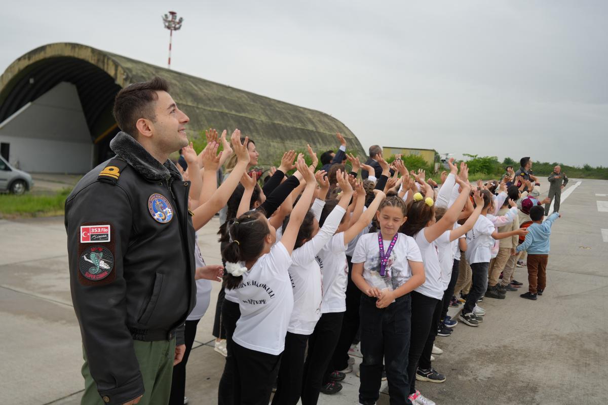 Pilotlardan çocuklara 23 Nisan jesti