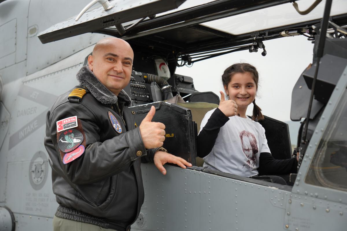 Pilotlardan çocuklara 23 Nisan jesti