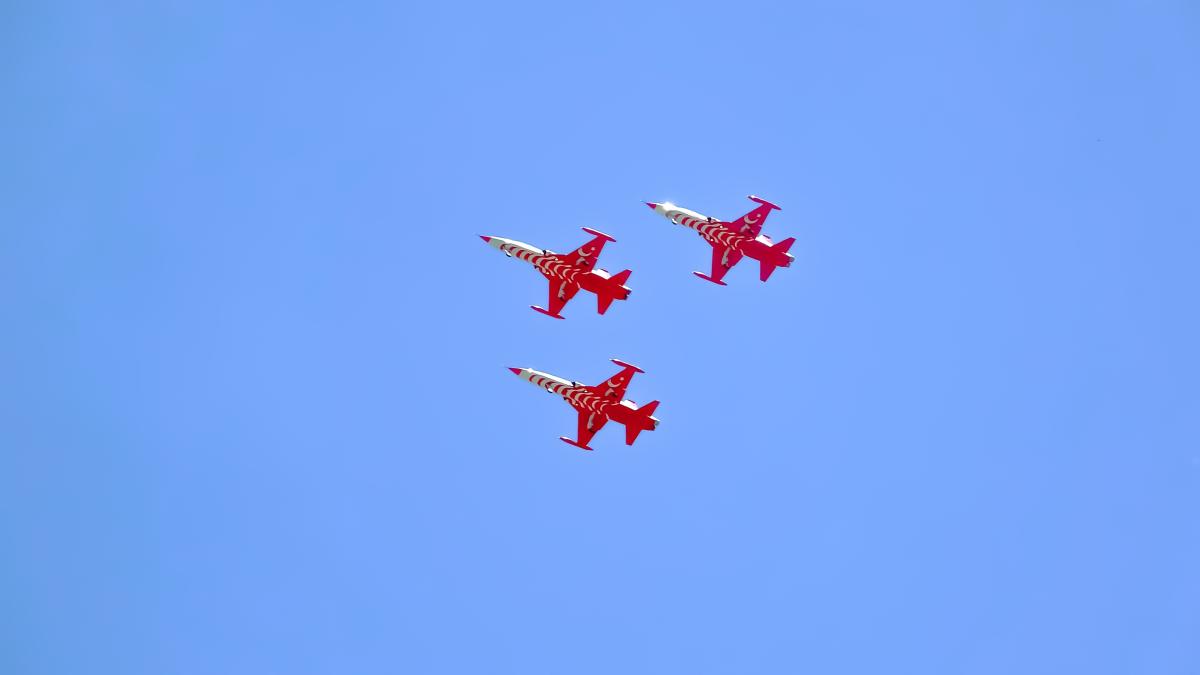 Pilotlardan çocuklara 23 Nisan jesti