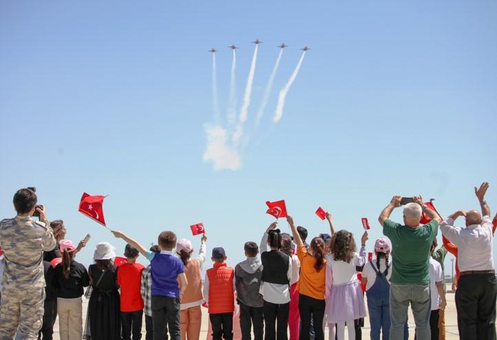 Pilotlardan çocuklara 23 Nisan jesti