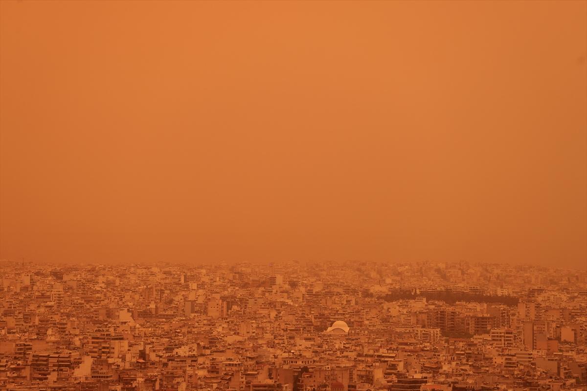 Atina'da Sahra Çölü etkisi: Tüm şehri kızıl toz bulutları kapladı