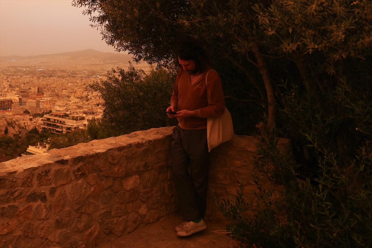 Atina'da Sahra Çölü etkisi: Tüm şehri kızıl toz bulutları kapladı