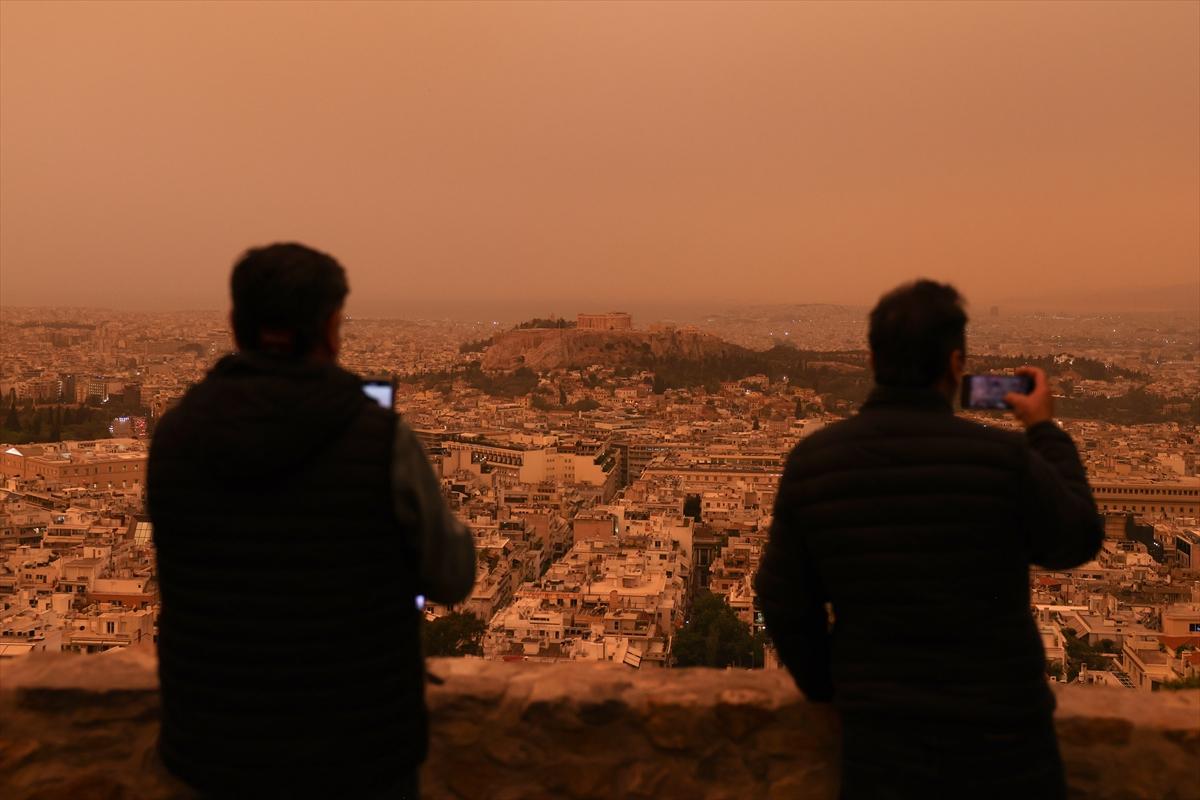 Atina'da Sahra Çölü etkisi: Tüm şehri kızıl toz bulutları kapladı