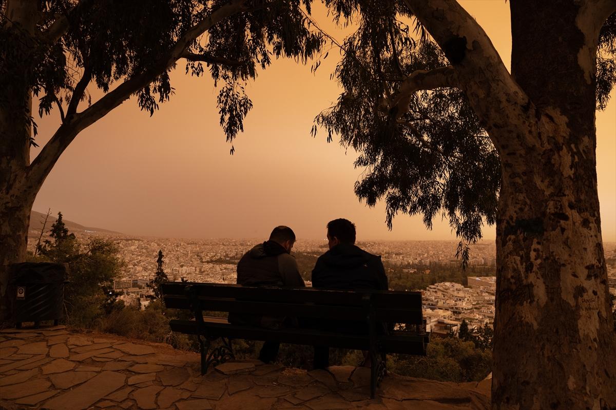 Atina'da Sahra Çölü etkisi: Tüm şehri kızıl toz bulutları kapladı