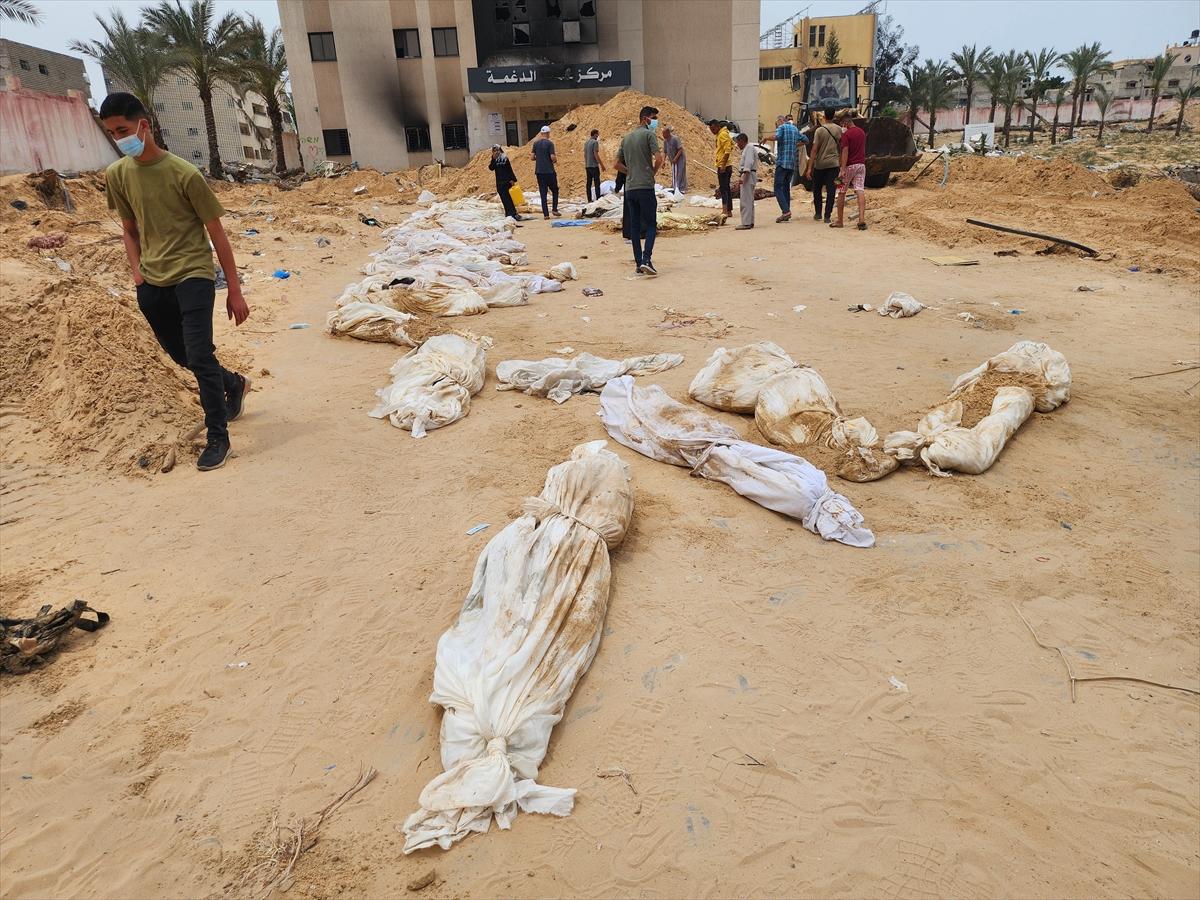 Gazze'de İsrail katliamı: Toplu mezardan cesetler çıkmaya devam ediyor