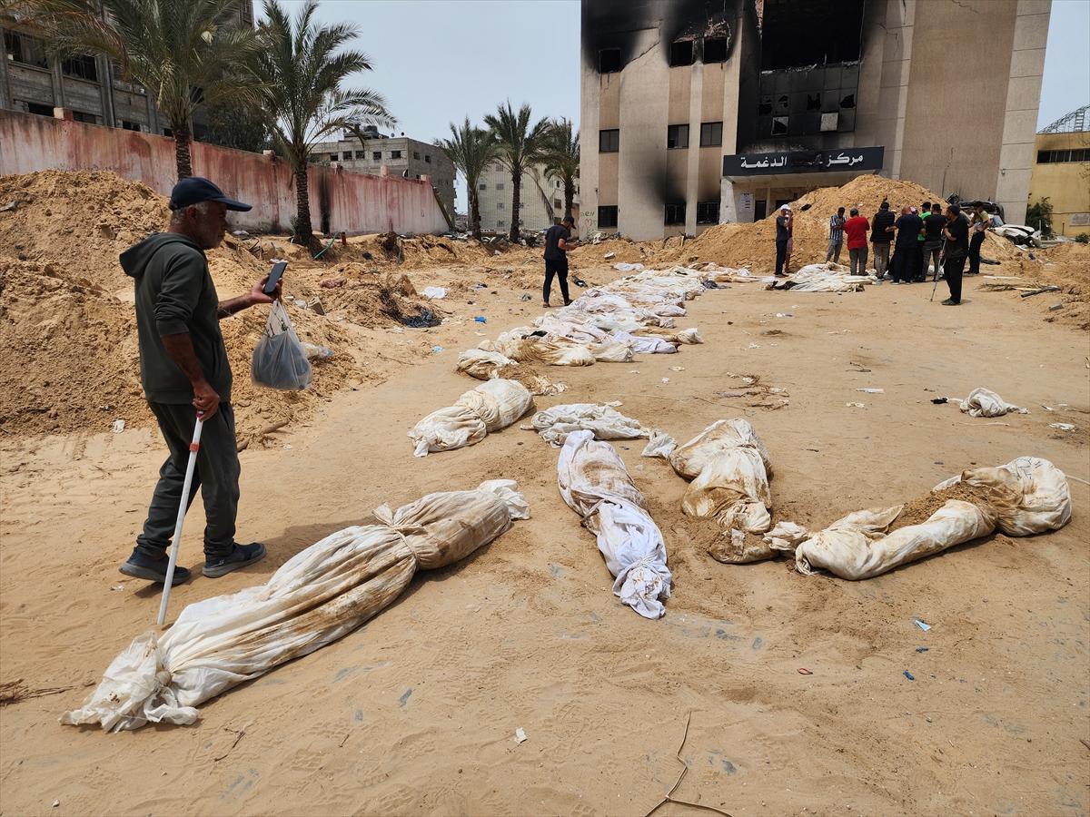 Gazze'de İsrail katliamı: Toplu mezardan cesetler çıkmaya devam ediyor