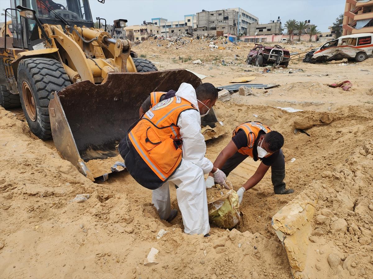 Gazze'de İsrail katliamı: Toplu mezardan cesetler çıkmaya devam ediyor