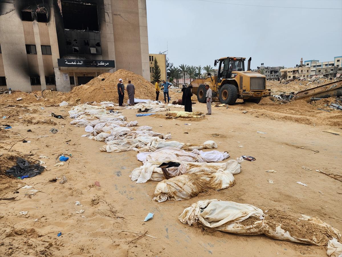 Gazze'de İsrail katliamı: Toplu mezardan cesetler çıkmaya devam ediyor