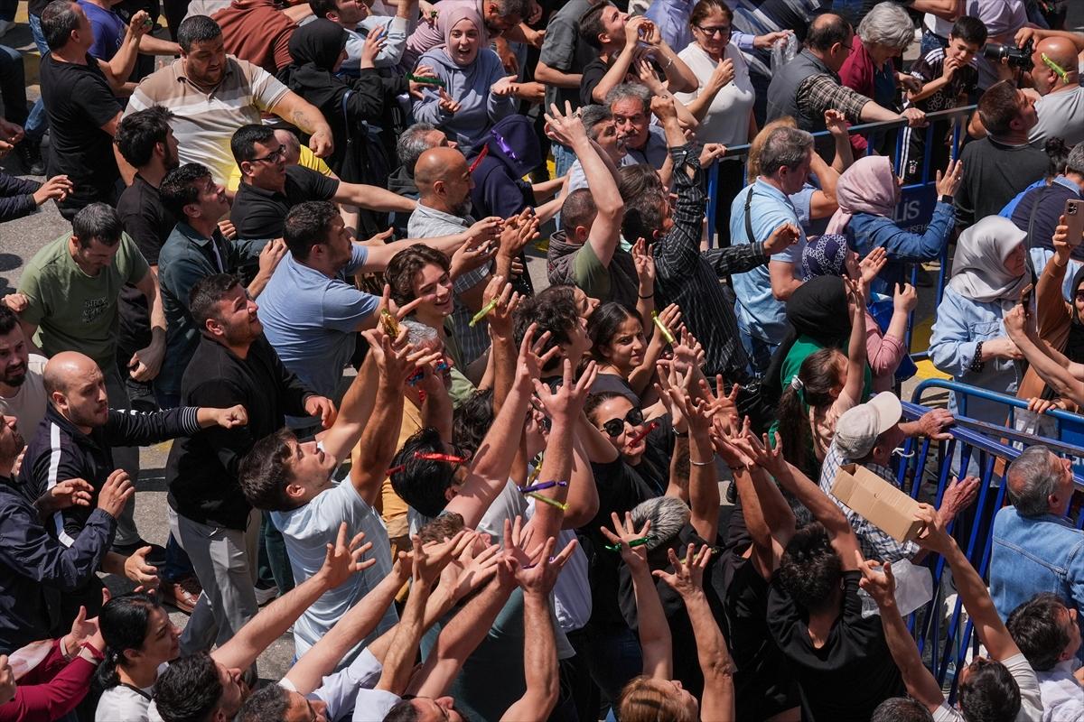 Manisa'da Mesir Macunu Festivali: Halka 7 ton macun saçıldı