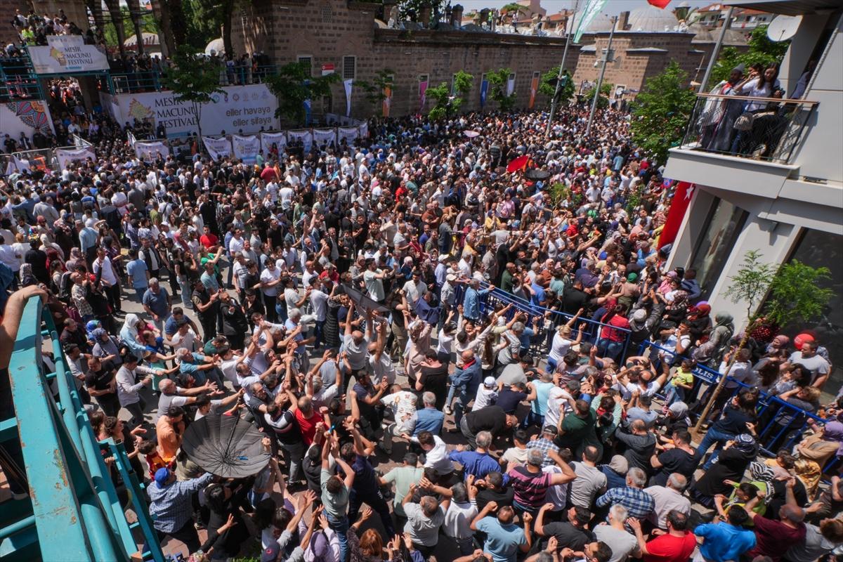 Manisa'da Mesir Macunu Festivali: Halka 7 ton macun saçıldı