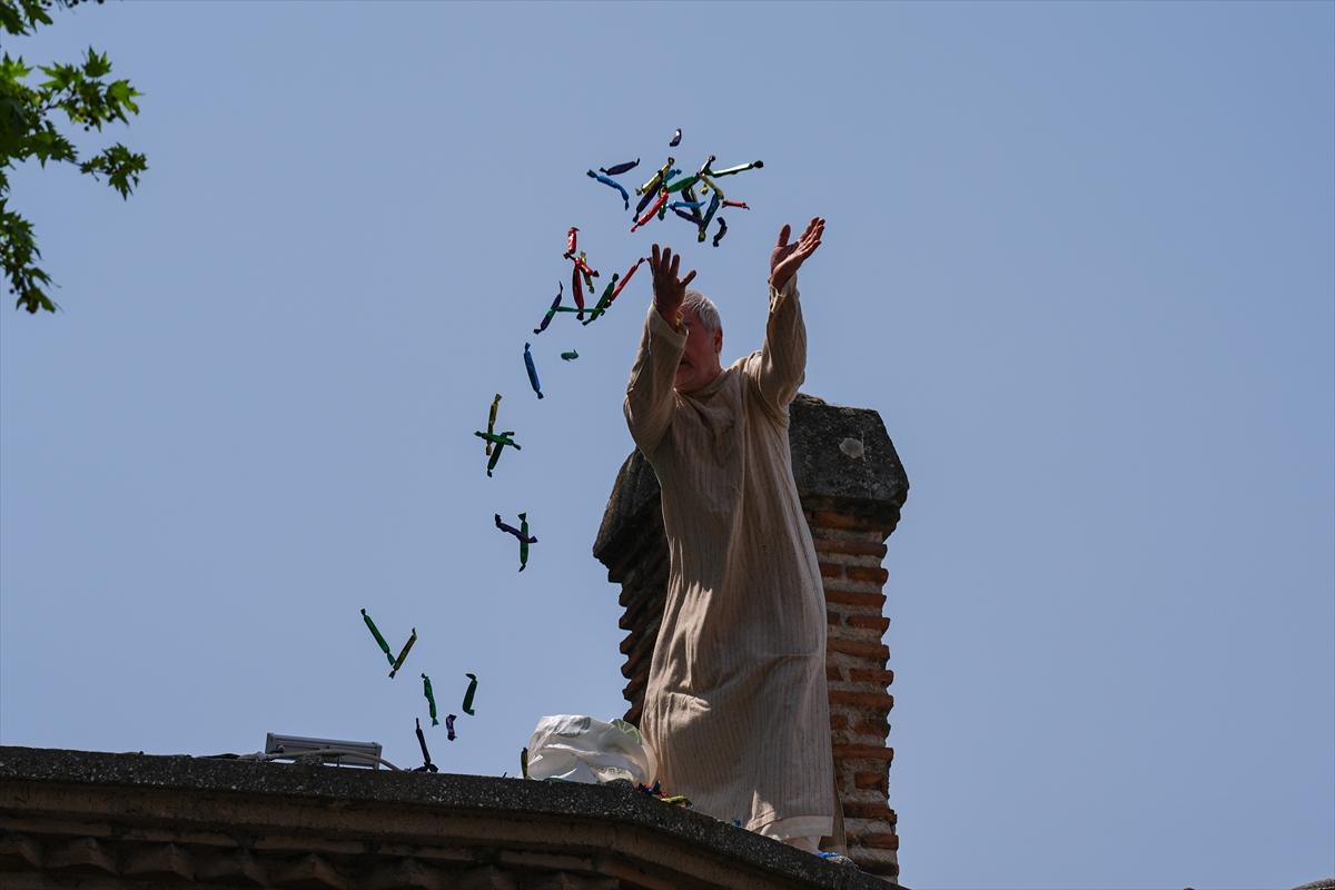 Manisa'da Mesir Macunu Festivali: Halka 7 ton macun saçıldı