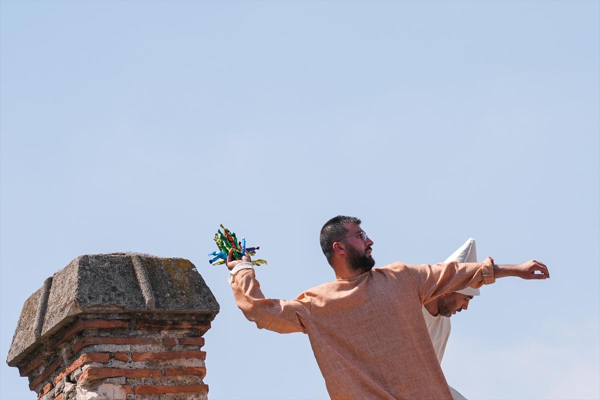 Manisa'da Mesir Macunu Festivali: Halka 7 ton macun saçıldı