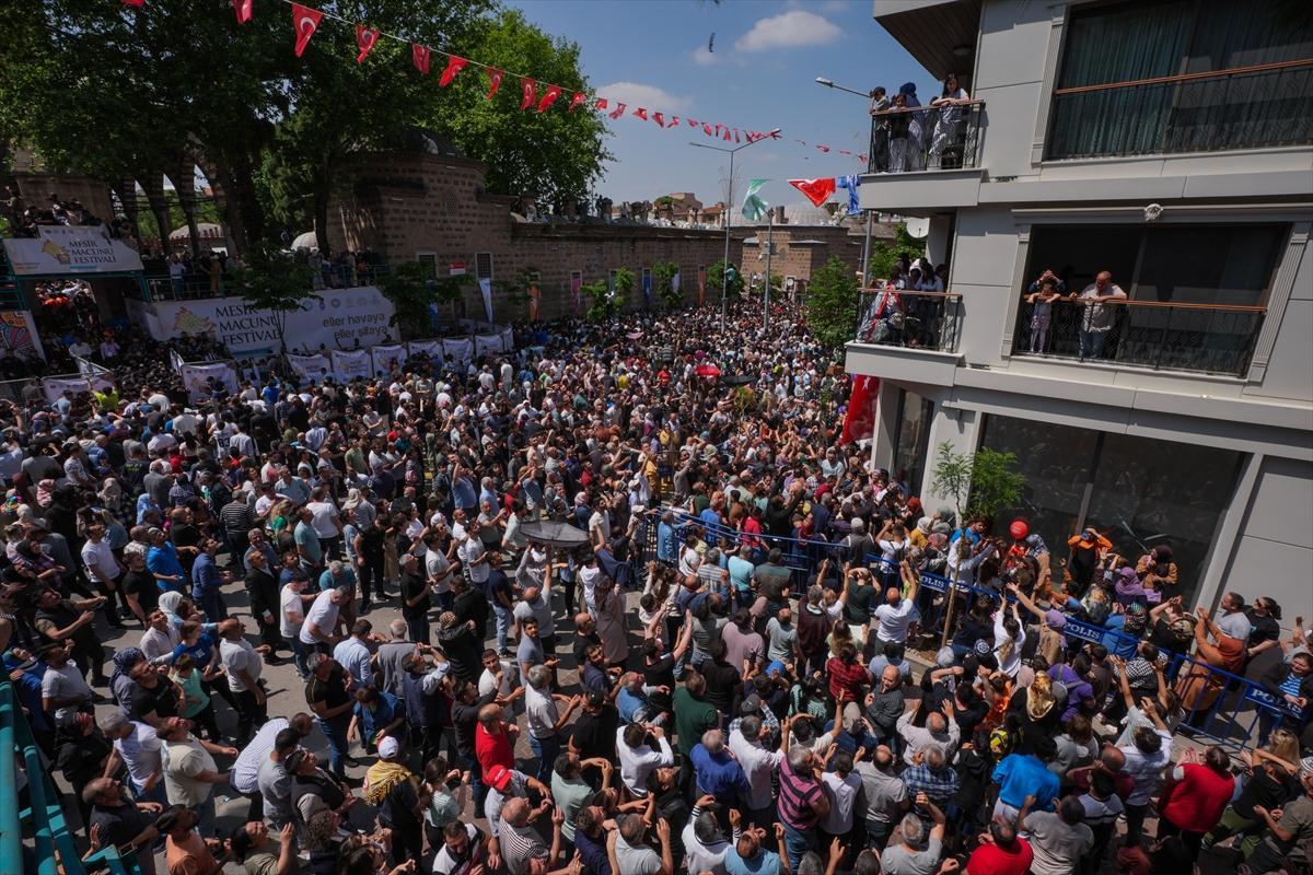 Manisa'da Mesir Macunu Festivali: Halka 7 ton macun saçıldı