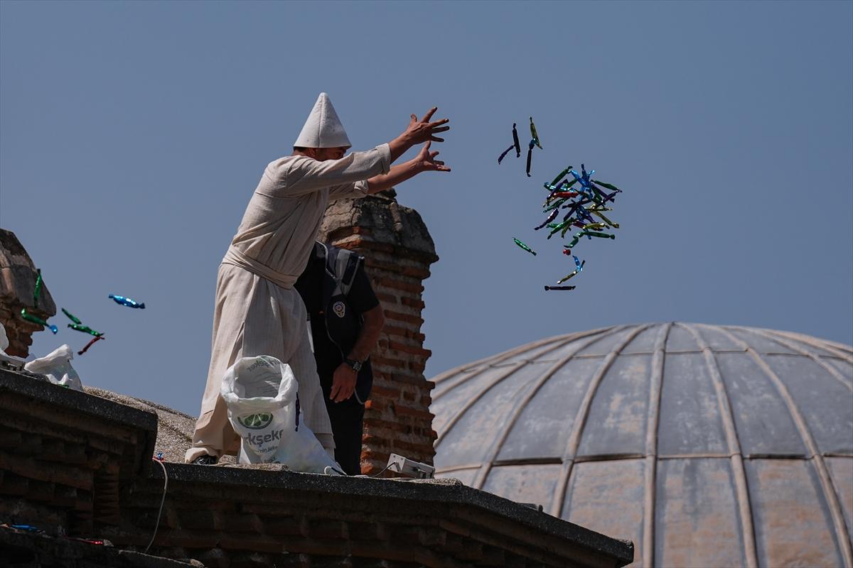 Manisa'da Mesir Macunu Festivali: Halka 7 ton macun saçıldı