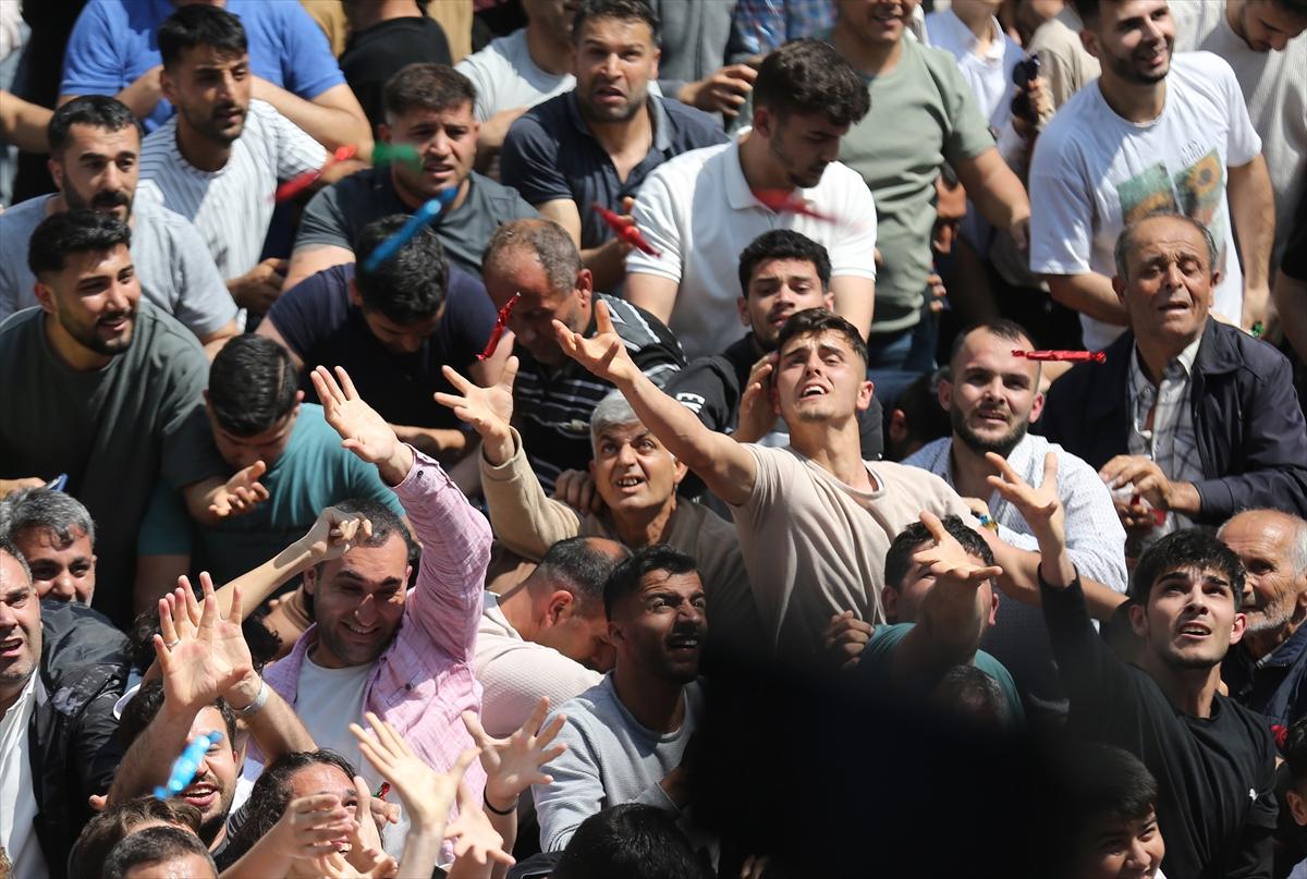 Manisa'da Mesir Macunu Festivali: Halka 7 ton macun saçıldı