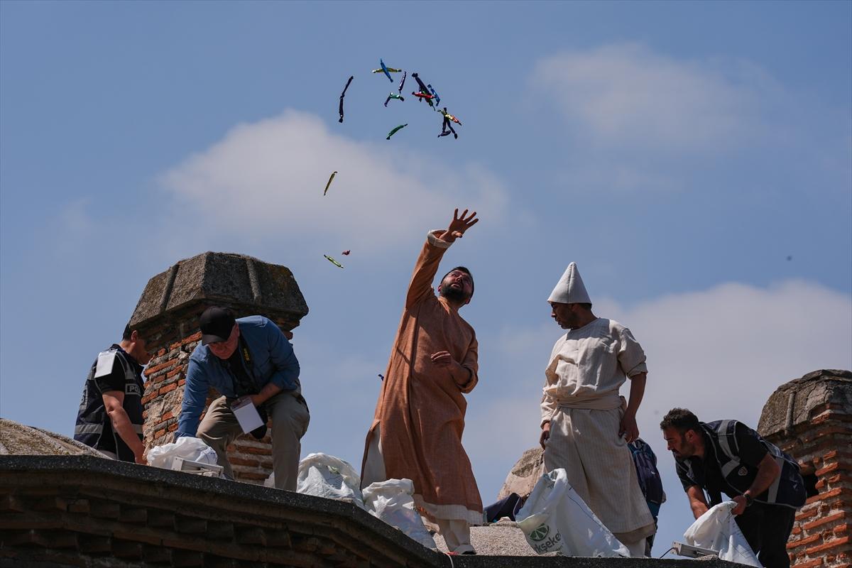 Manisa'da Mesir Macunu Festivali: Halka 7 ton macun saçıldı