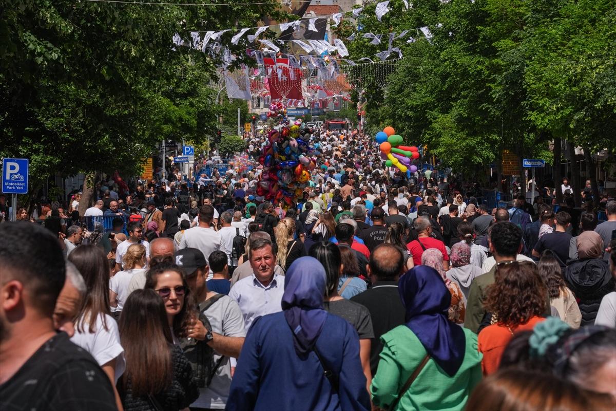 Manisa'da Mesir Macunu Festivali: Halka 7 ton macun saçıldı