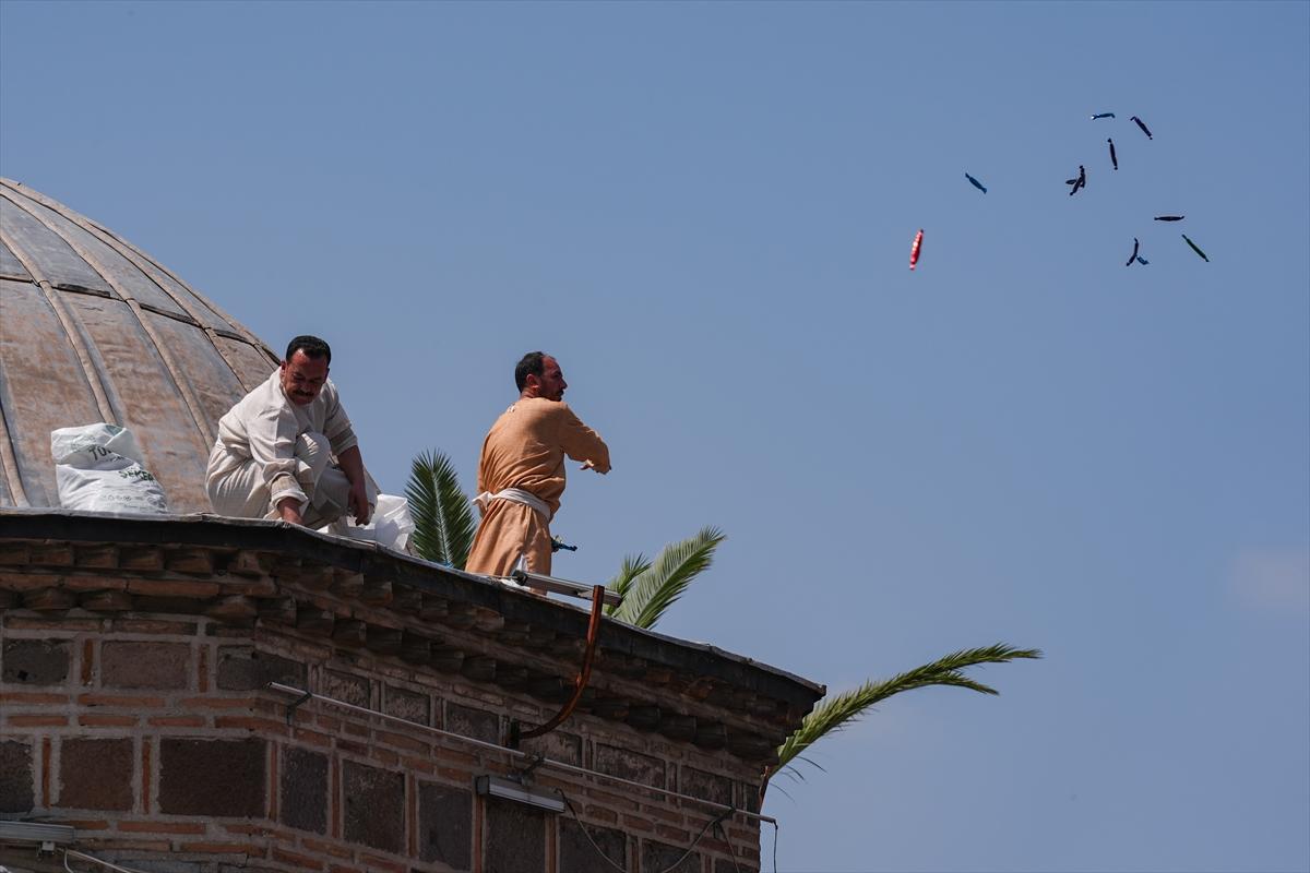 Manisa'da Mesir Macunu Festivali: Halka 7 ton macun saçıldı