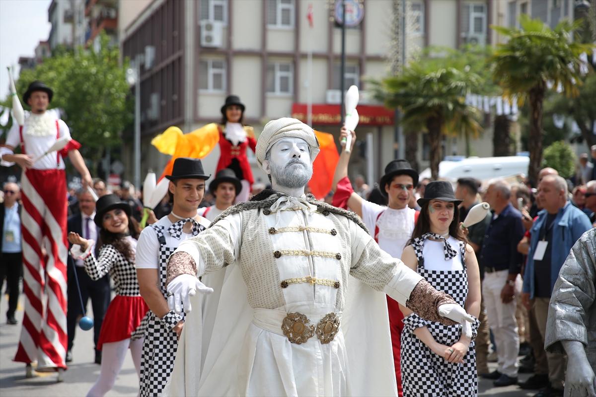 Manisa'da Mesir Macunu Festivali: Halka 7 ton macun saçıldı