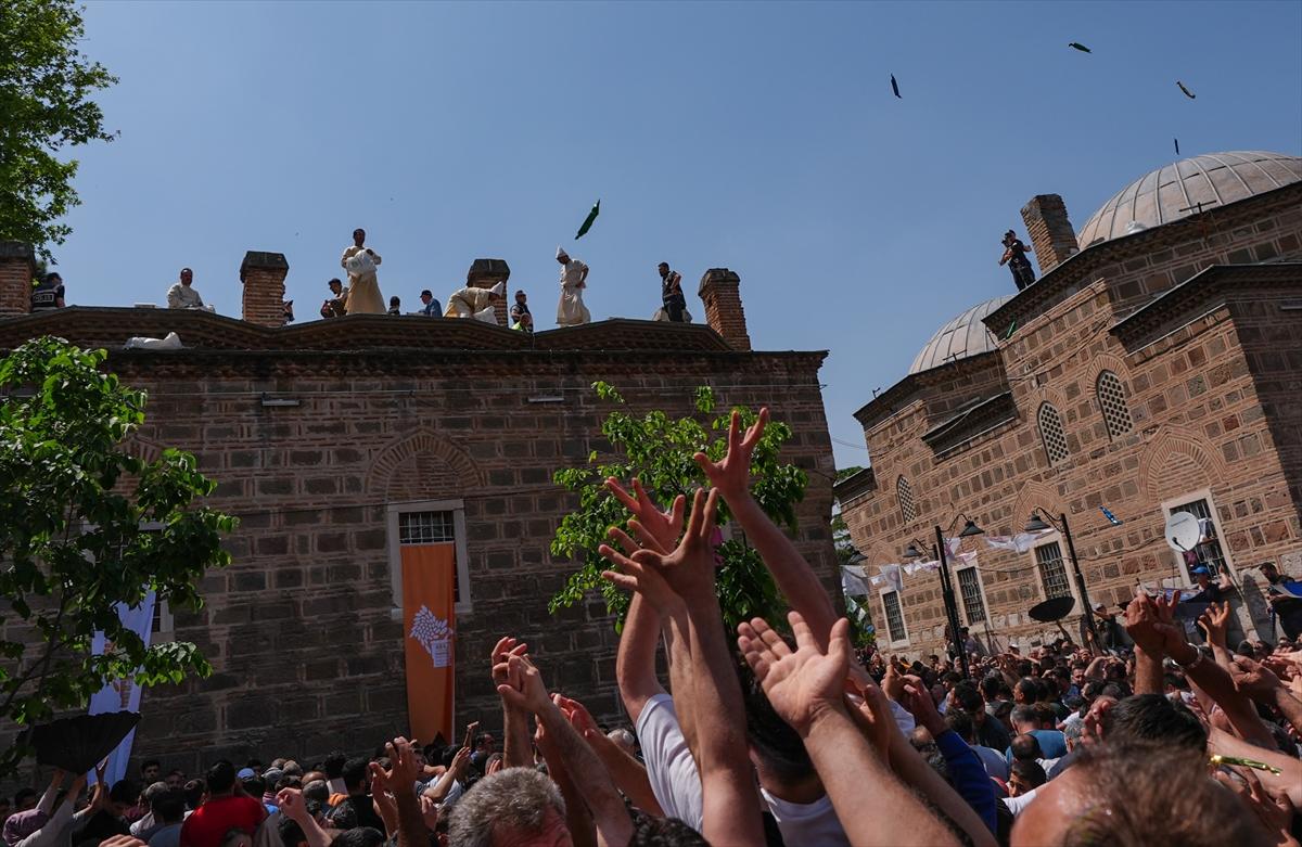 Manisa'da Mesir Macunu Festivali: Halka 7 ton macun saçıldı