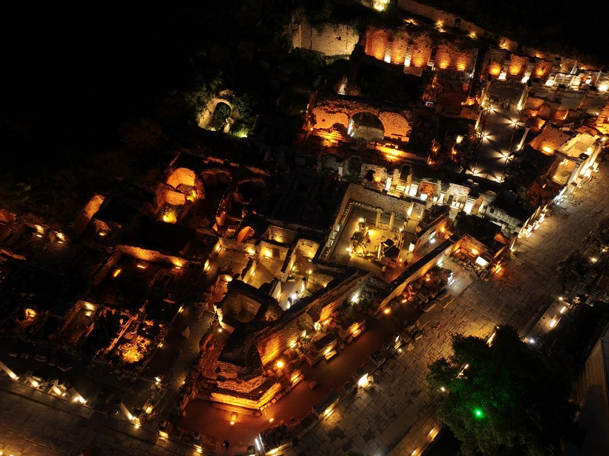 Efes Antik Kenti'nde gece müzeciliği uygulamasıyla tarihi yolculuk