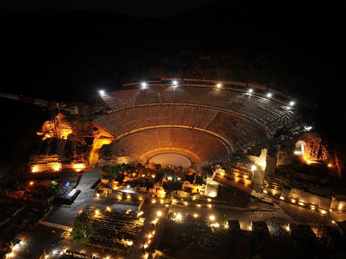 Efes Antik Kenti'nde gece müzeciliği uygulamasıyla tarihi yolculuk