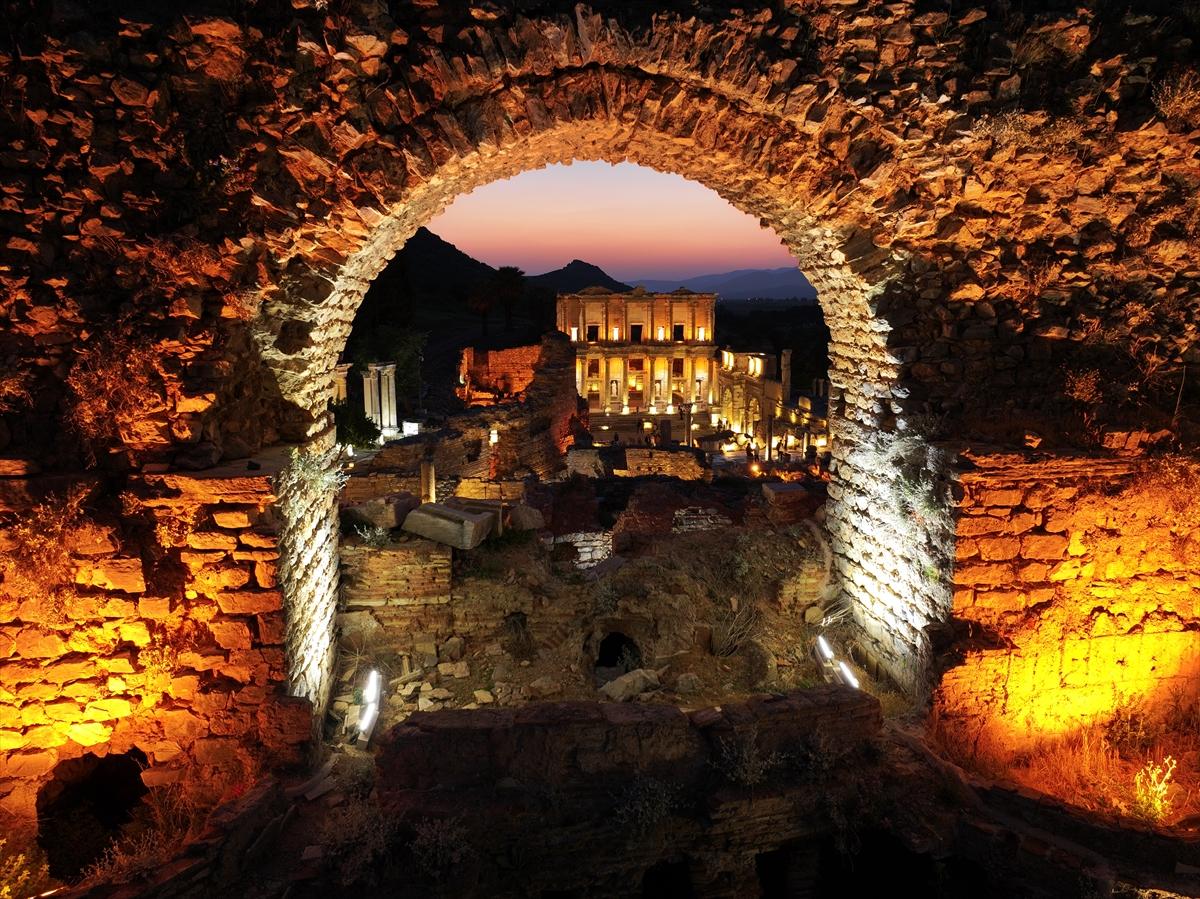 Efes Antik Kenti'nde gece müzeciliği uygulamasıyla tarihi yolculuk