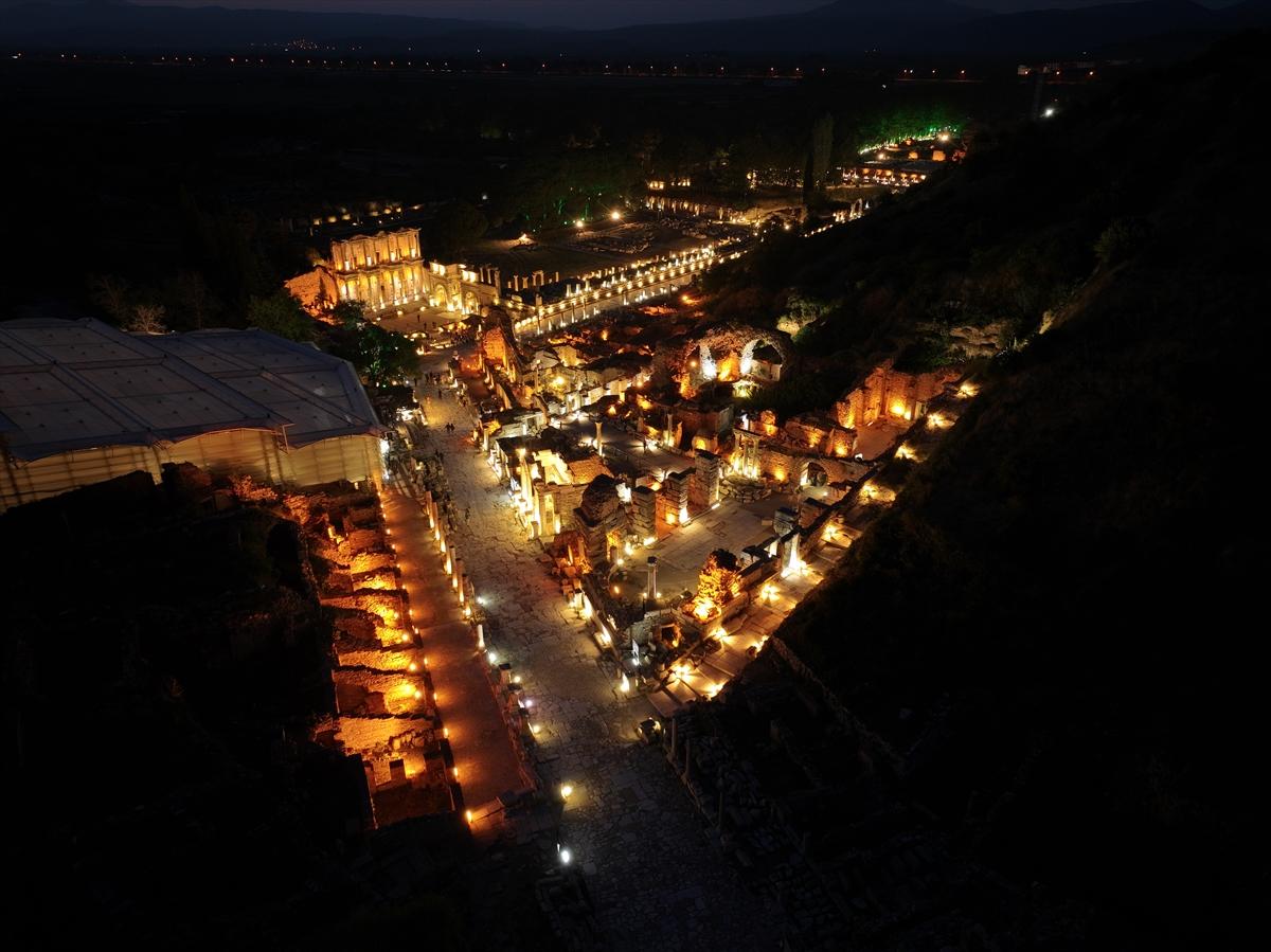 Efes Antik Kenti'nde gece müzeciliği uygulamasıyla tarihi yolculuk
