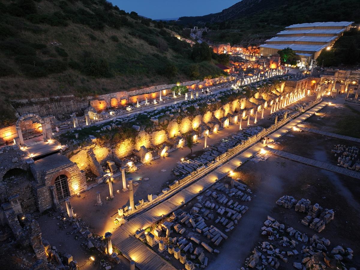 Efes Antik Kenti'nde gece müzeciliği uygulamasıyla tarihi yolculuk